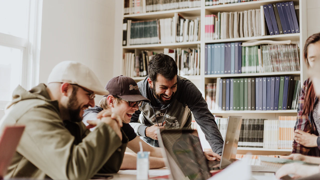Jeunes participant à un atelier artistique